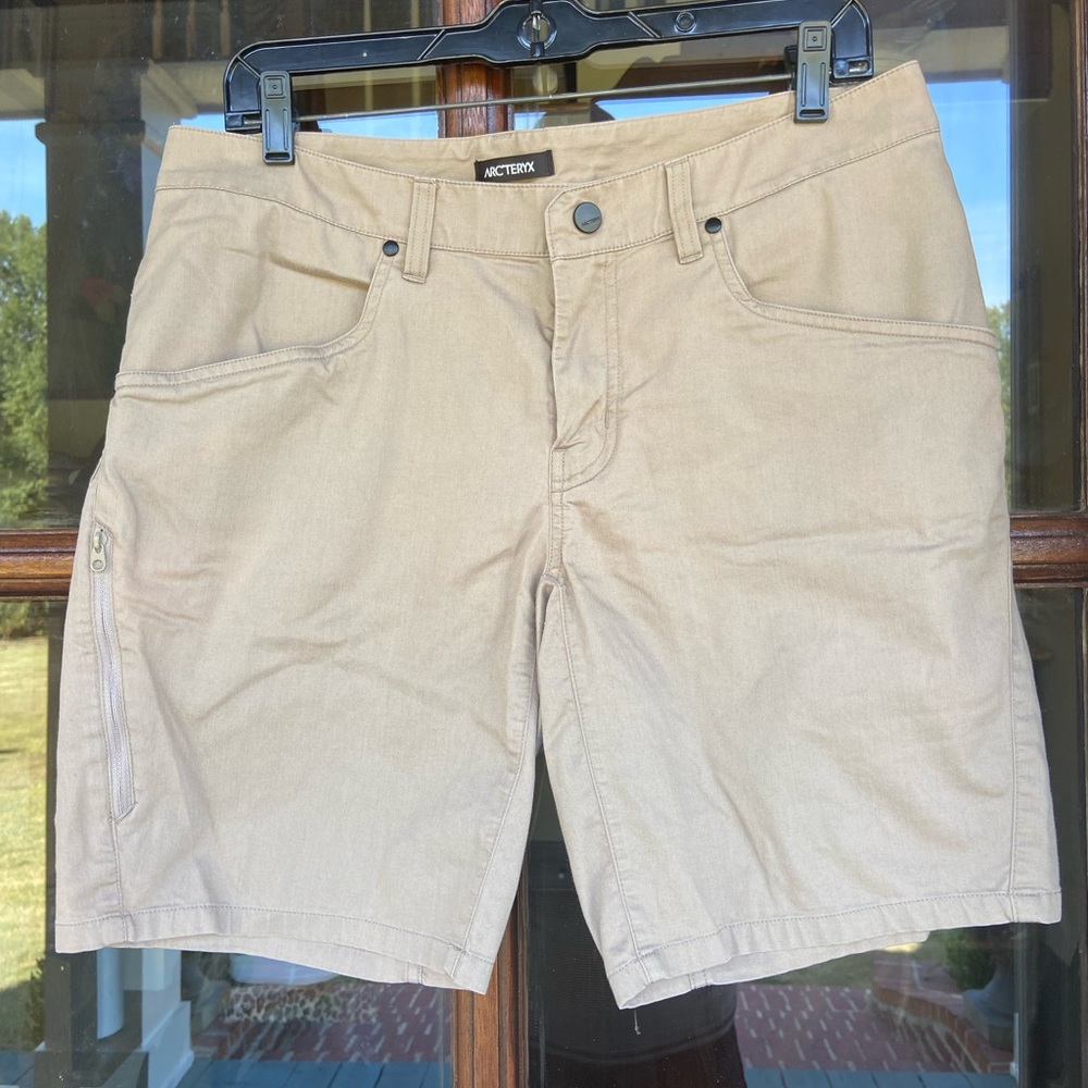 Arc’teryx shorts!! Tan. 9 in inseam. (33)